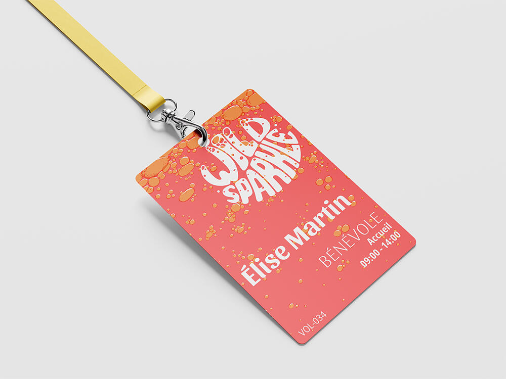 Badge bénévole conçu pour une identification rapide et une cohérence visuelle avec l’identité du festival.